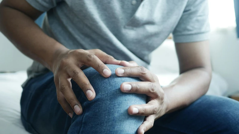 Bị đau khớp gối ở người trẻ là tình trạng khá phổ biến