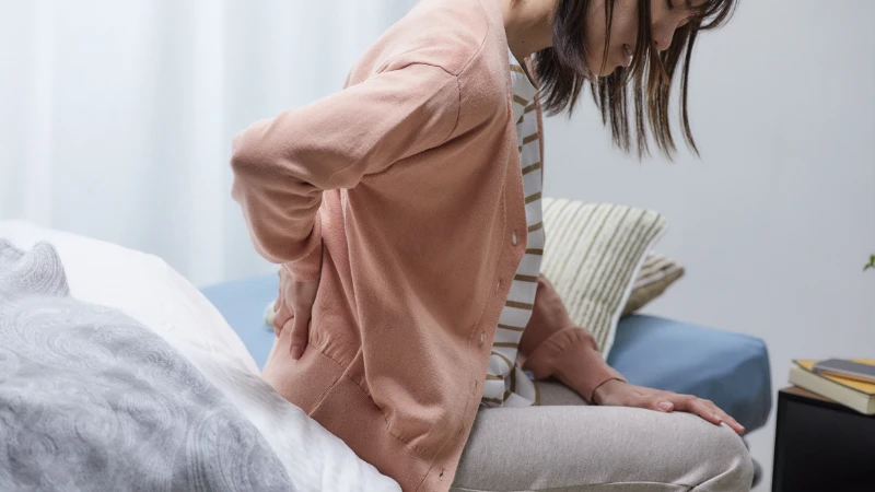 Thay đổi cơ thể sau sinh khiến mẹ bị đau lưng và mông