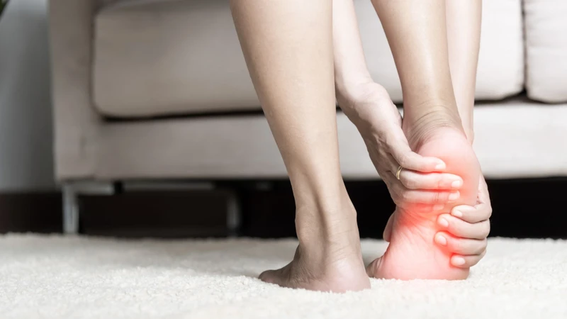 Người mắc bệnh lý tổn thương thần kinh ngoại biên cũng thường gặp tình trạng đau nhói ở lòng bàn chân