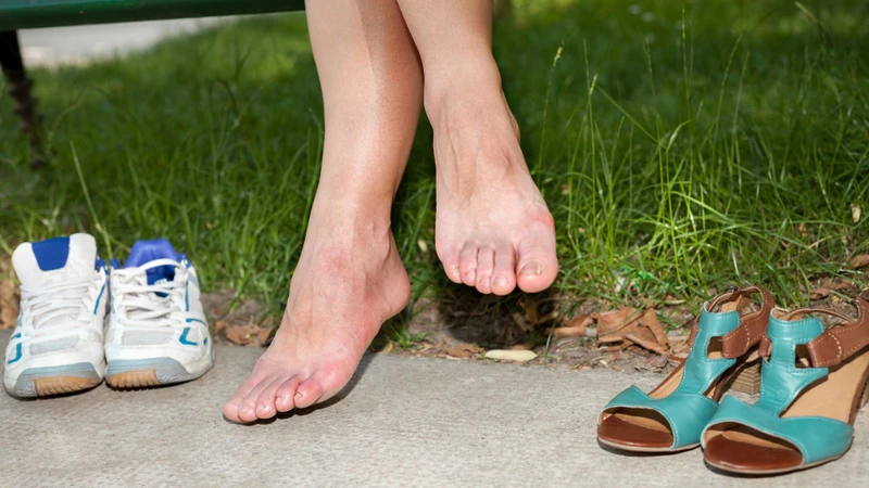 Lựa chọn loại giày dép phù hợp giúp hạn chế tình trạng đau nhói ở lòng bàn chân một cách hiệu quả