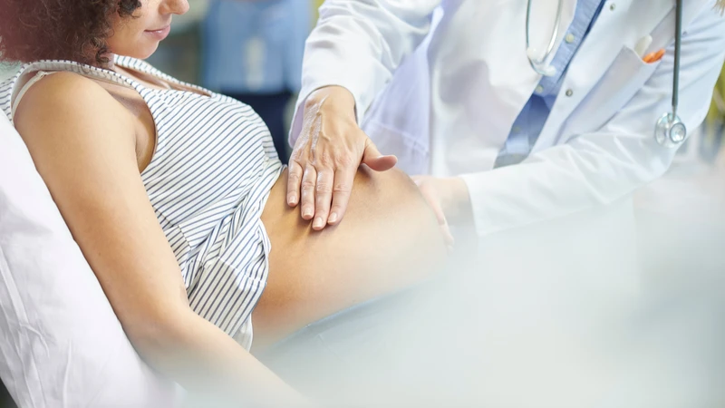 Thăm khám kịp thời giúp đảm bảo an toàn cho cả mẹ và bé