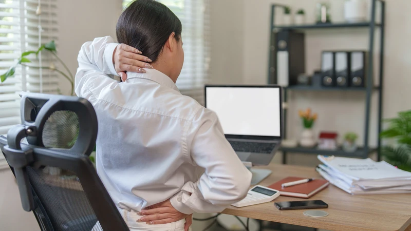 Ngồi làm việc sai tư thế trong thời gian dài là nguyên nhân phổ biến gây đau xương cụt