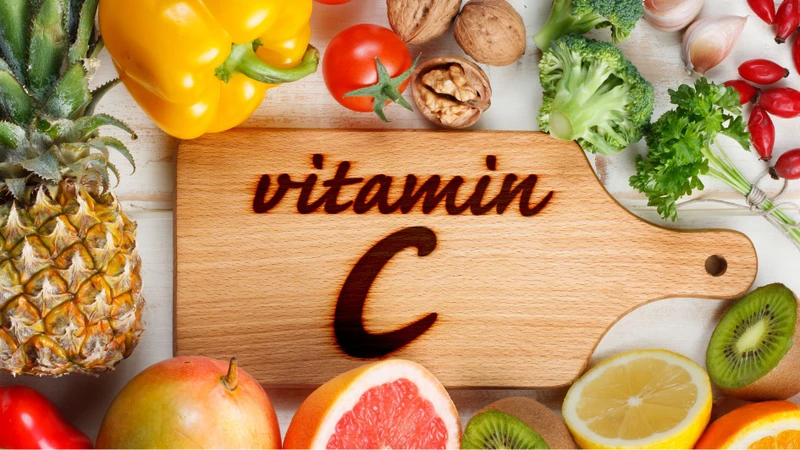 Trái cây giàu vitamin C hỗ trợ tổng hợp collagen và thúc đẩy lành thương