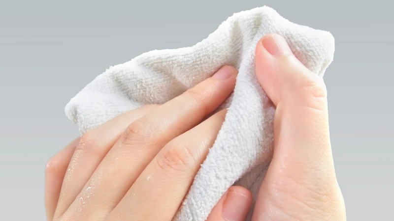 Khi bị đứt tay, nên rửa sạch tay và dùng gạc vô khuẩn hoặc khăn sạch ấn trực tiếp lên vết thương để cầm máu