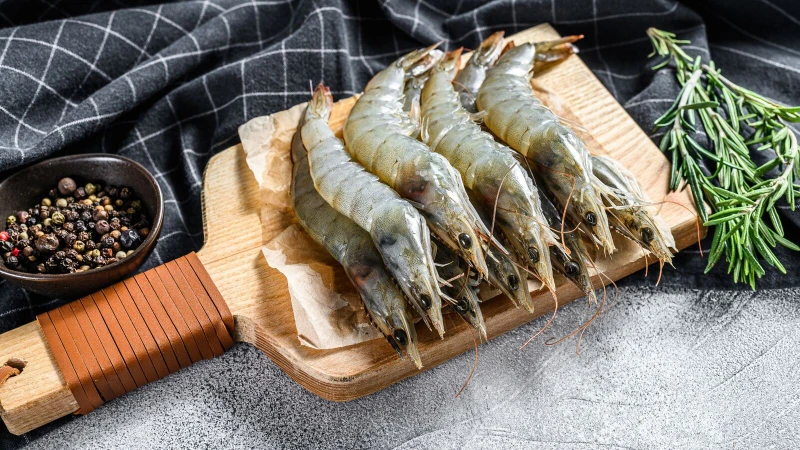 Bị gãy xương có nên ăn tôm không là thắc mắc của nhiều người
