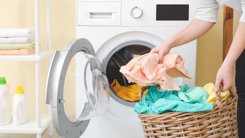 Quần áo, khăn tắm, ga gối và chăn màn cần được giặt thường xuyên bằng nước nóng, sau đó sấy khô để tiêu diệt cái ghẻ và trứng