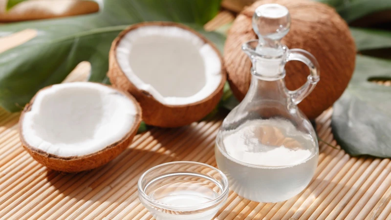 Dầu dừa giúp kháng khuẩn, giảm viêm, dịu vết cắn hiệu quả
