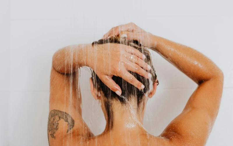 Bị nấm da đầu có nên gội đầu thường xuyên không là thắc mắc của nhiều người bệnh
