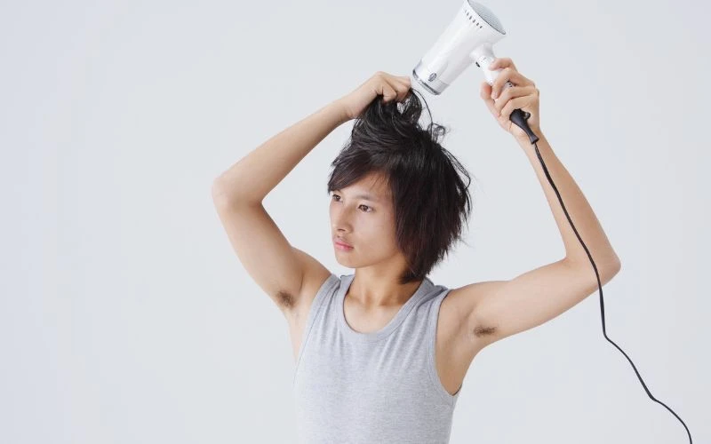 Nên làm tóc khô sau khi gội đầu để tránh tạo môi trường ẩm ướt cho nấm phát triển