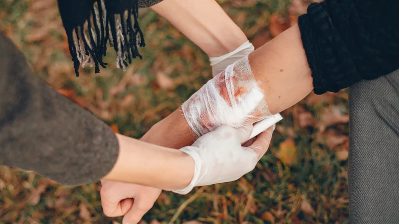 Sát trùng, băng bó vết thương khi bị người cắn