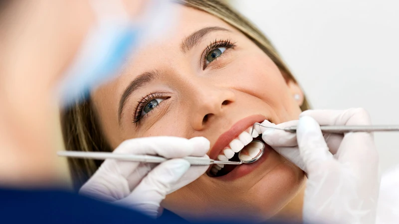 Để xử lý dứt điểm đau nhức răng, nên đến nha khoa để kiểm tra và xác định nguyên nhân