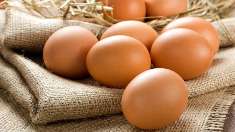 Trứng là thực phẩm giàu calo dễ chế biến giúp cơ bắp phát triển cũng như bổ sung protein và vitamin cần thiết
