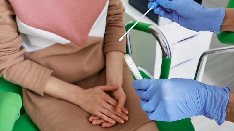 Nên đi khám nếu rong kinh kèm huyết trắng bất thường, có mùi hôi hoặc ngứa rát