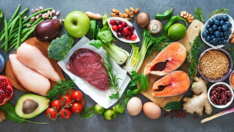 Nên xây dựng chế độ ăn uống cân đối, bổ sung thực phẩm giàu sắt, ngủ đủ giấc và hạn chế căng thẳng