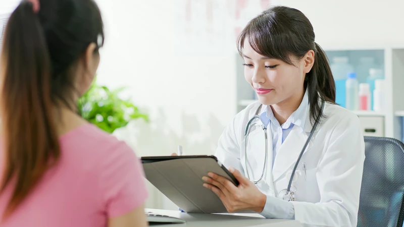 Nên thăm khám sớm khi bị rong kinh ra máu cục để bác sĩ xác định nguyên nhân và đưa ra phương pháp điều trị phù hợp
