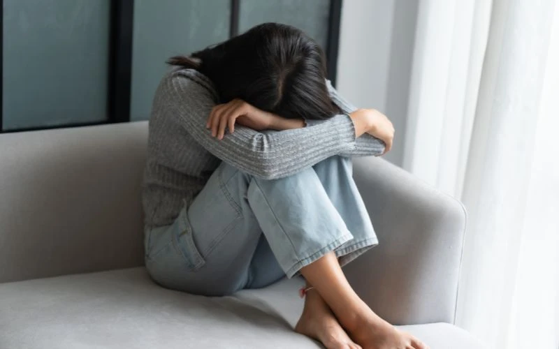 Rong kinh máu đen không chỉ ảnh hưởng tới sức khỏe sinh dục và còn ảnh hưởng tới tâm lý người bệnh