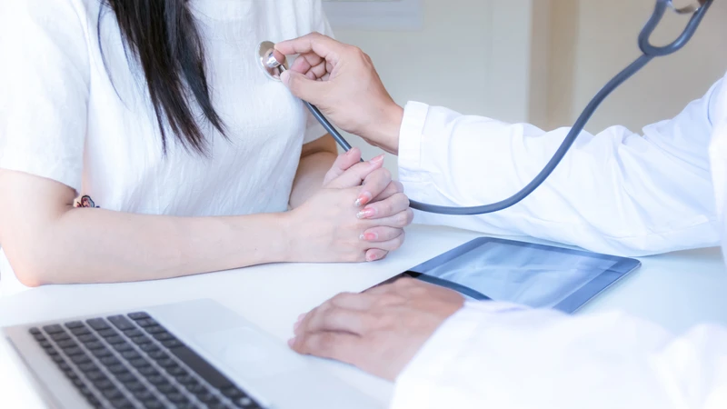 Nên đưa trẻ đi thăm khám sớm để xác định nguyên nhân để điều trị kịp thời