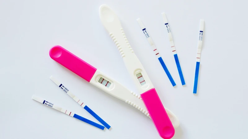 Que thử thai có thể dương tính vài tuần sau sảy thai do hCG chưa giảm về mức âm tính
