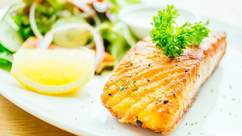 Cá hồi nướng nhẹ bỏ da cung cấp omega 3 và protein chất lượng cao