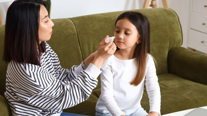 Nếu chỉ ho nhẹ, cha mẹ có thể chăm sóc bé tại nhà bằng biện pháp thông thường