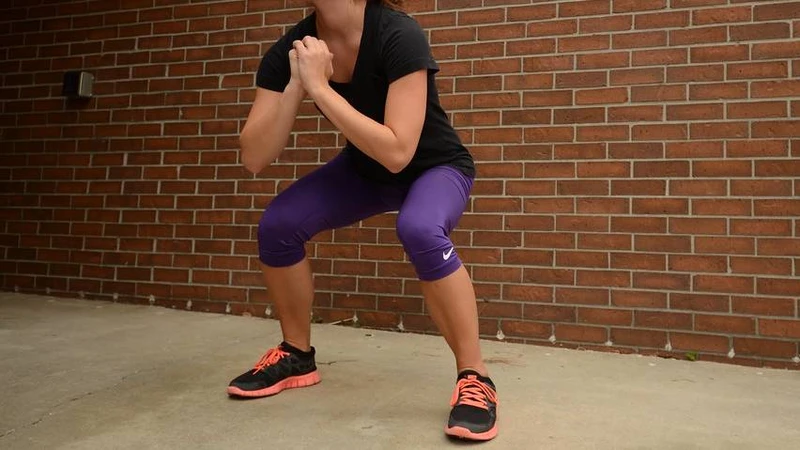 Squat là một trong những bài tập mà người bị thoát vị đĩa đệm cần tránh