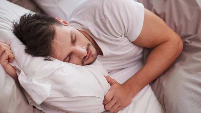 Bị thoát vị đĩa đệm có nên nằm nhiều không? Câu trả lời là không nên vì khiến đĩa đệm dễ tổn thương