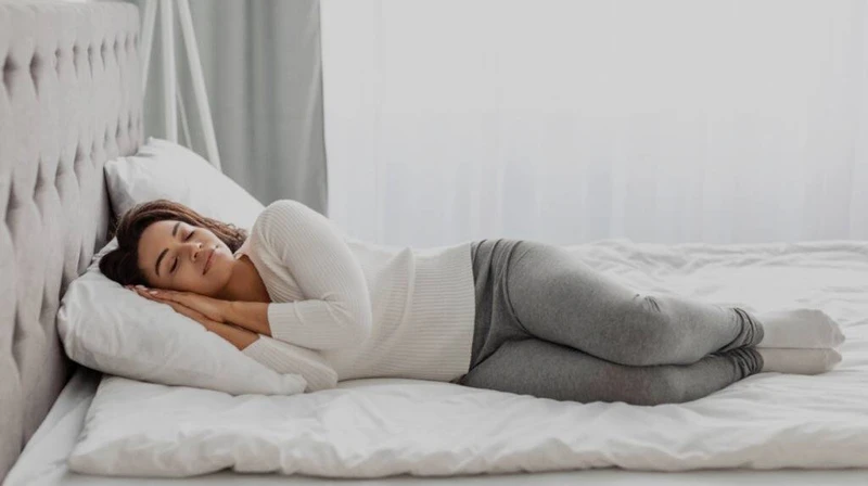 Nằm nghiêng và co gối thường được áp dụng cho người bị thoát vị đĩa đệm thắt lưng