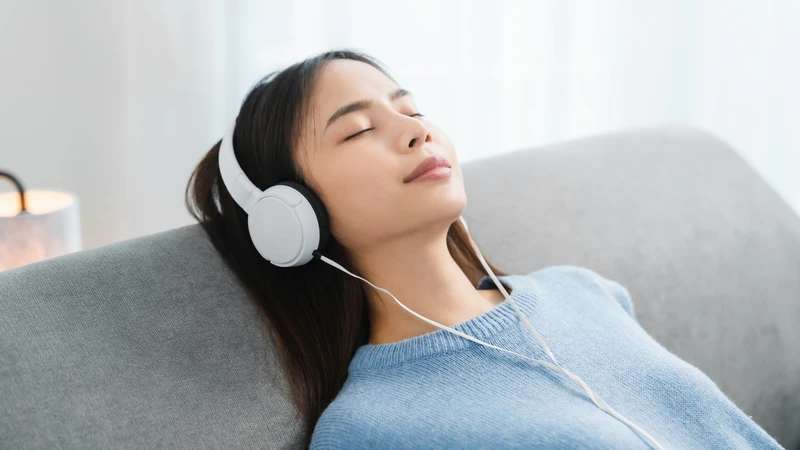 Thường xuyên nghe nhạc bằng tai nghe ở âm lượng quá cao trong thời gian dài cũng làm tăng nguy cơ tổn thương tai