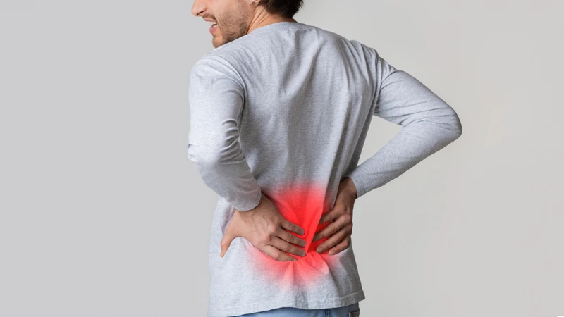 Bị trật khớp lưng phải làm sao? Điều quan trọng đầu tiên là dừng ngay mọi hoạt động để tránh làm tổn thương lan rộng