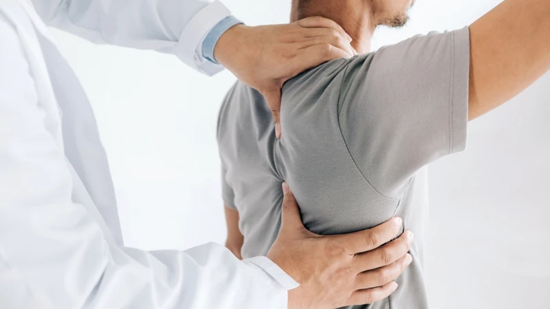 Trong những trường hợp trật khớp thực sự, bác sĩ có thể chỉ định thực hiện thủ thuật nắn chỉnh để đưa khớp về đúng vị trí giải phẫu