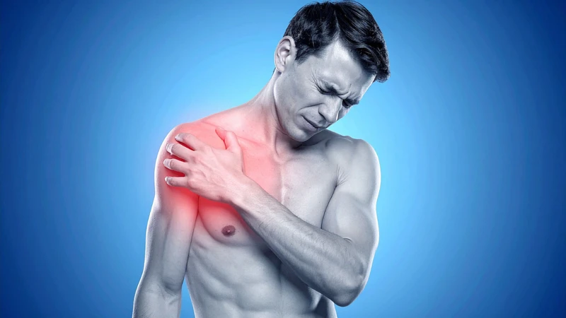 Trật khớp vai khiến đau nhói dữ dội ở vai ngay khi cố gắng cử động tay