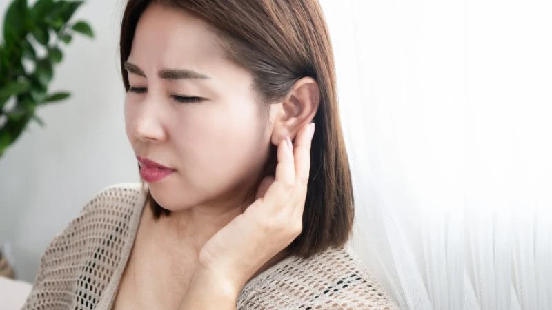 Triệu chứng ù tai trái có thể gây khó chịu và ảnh hưởng sinh hoạt hằng ngày