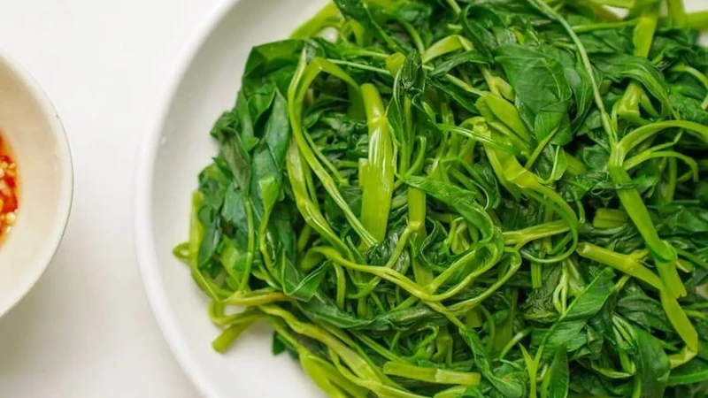 Việc nấu chín kỹ rau muống làm suy yếu cấu trúc goitrogen, giúp giảm nguy cơ suy giáp và bảo vệ chức năng tuyến giáp