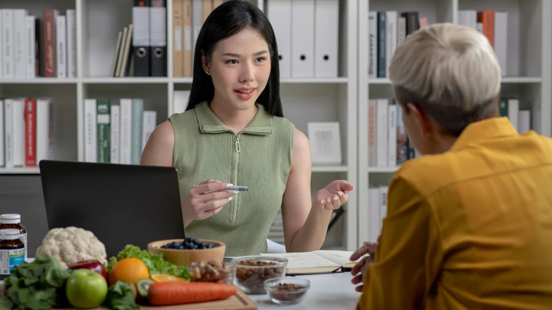 Cần tham khảo ý kiến bác sĩ hoặc chuyên gia dinh dưỡng trước khi áp dụng các chế độ ăn cho người vảy nến