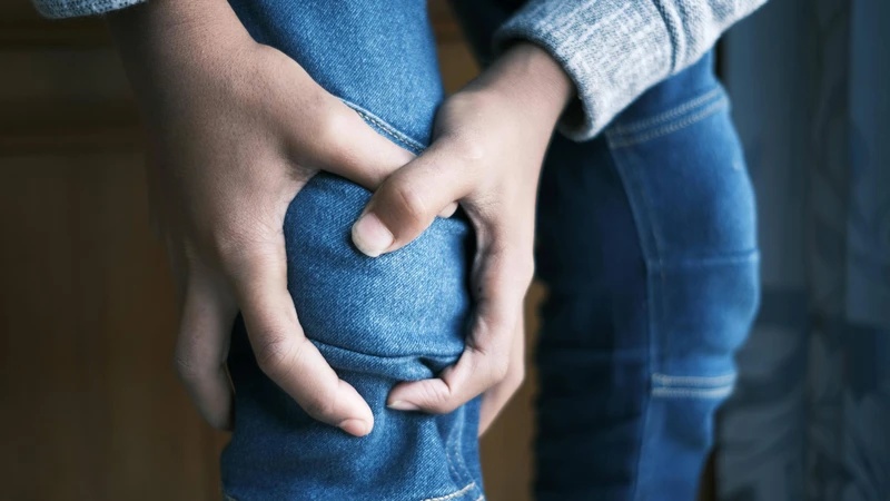 Viêm khớp là tình trạng viêm tại các khớp, gây sưng đau, cứng khớp và hạn chế vận động