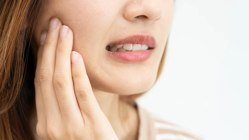 Nướu sưng đỏ, hơi thở có mùi hôi là những dấu hiệu viêm nướu răng thường thấy