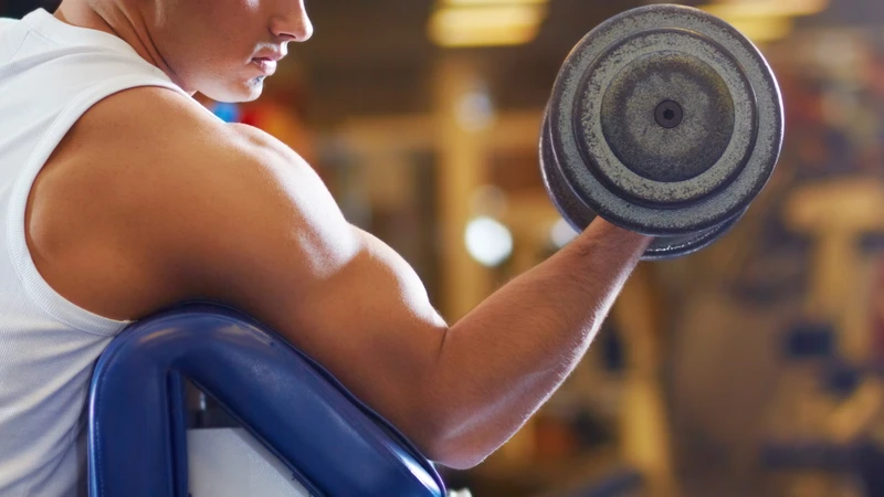 Chỉ nâng tạ trong phạm vi mà bạn vẫn kiểm soát được chuyển động