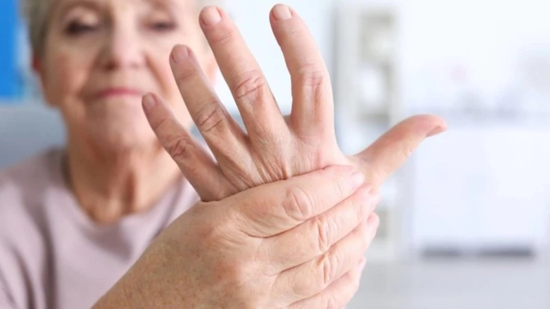 Tê bì và châm chích ở các ngón tay là một biến chứng sau mổ hội chứng ống cổ tay