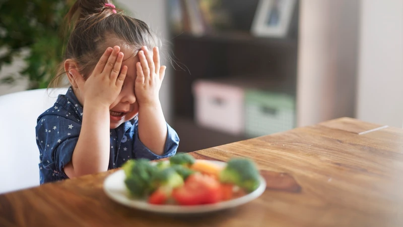 Biết phân biệt biếng ăn sinh lý ở trẻ giúp cha mẹ bình tĩnh hơn, không quá lo lắng hoặc ép con ăn bằng mọi cách