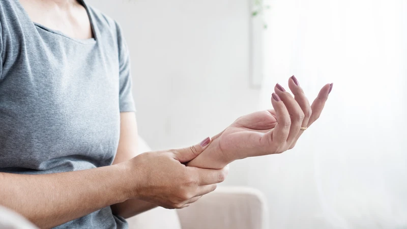 Biểu hiện của người bị thiếu kali có thể bao gồm yếu cơ, chuột rút, mệt mỏi và tim đập nhanh