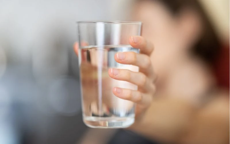 Bù nước và điện giải là nguyên tắc hàng đầu trong điều trị tiêu chảy