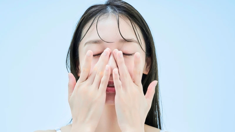 Việc không loại bỏ hoàn toàn bụi bẩn, kem chống nắng hoặc lớp trang điểm có thể khiến các tạp chất lưu lại trên da
