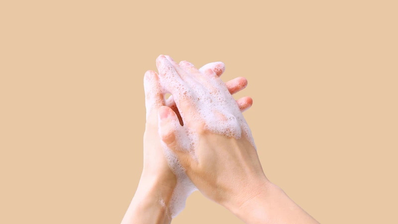 Làm sạch vết bọ cạp cắn để hạn chế nhiễm trùng da