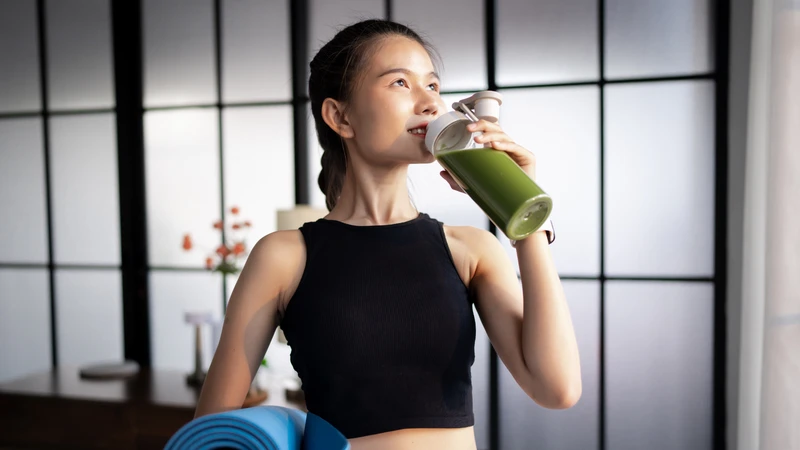 Uống nước từng ngụm nhỏ trước, trong và sau khi tập body jam