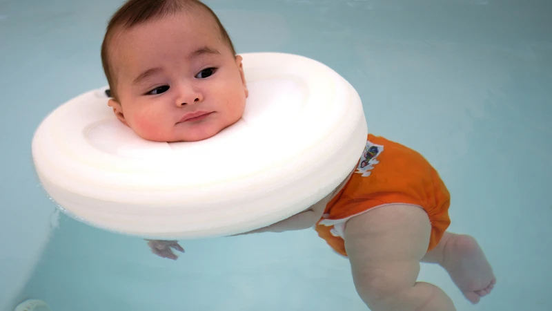 Trẻ sơ sinh từ 0 - 6 tháng tuổi có thể làm quen với nước thông qua các hoạt động nhẹ nhàng