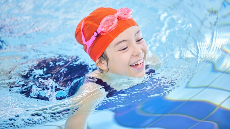 Trẻ trên 2 tuổi từng bước hướng trẻ đến các kỹ năng an toàn dưới nước và học bơi bài bản