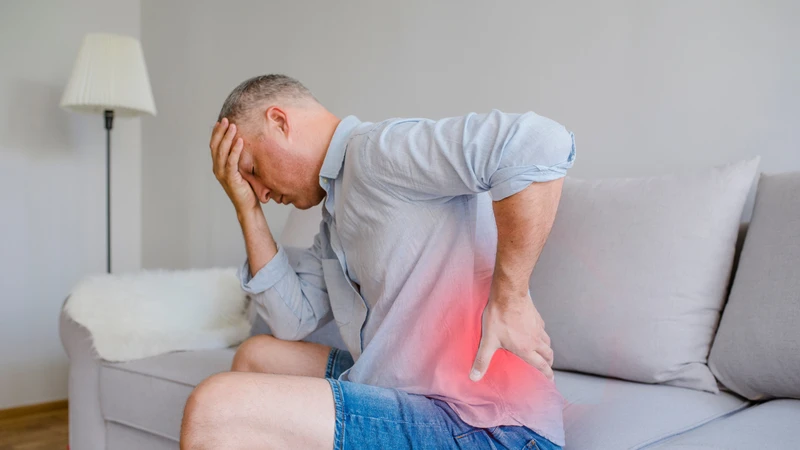 Người bị xẹp đốt sống gây đau có thể được bác sĩ chỉ định bơm xi măng cột sống
