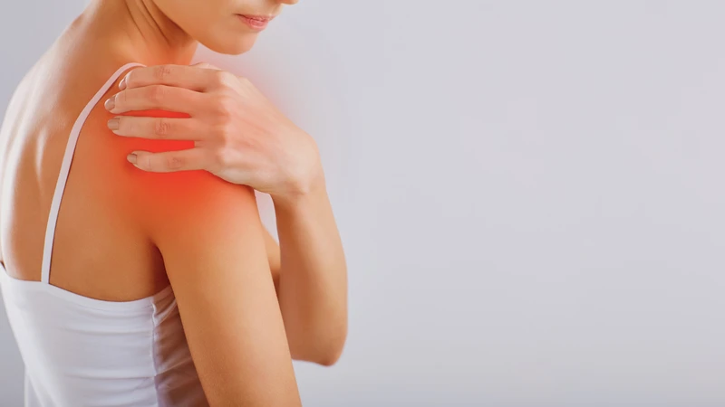 Triệu chứng bong gân bả vai gồm đau, sưng và khó cử động