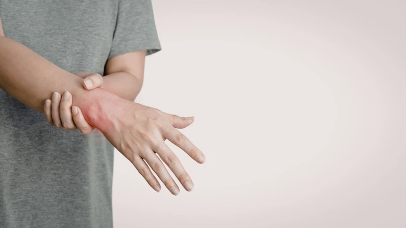 Người bệnh thường cảm thấy đau nhẹ và sưng ít khi bị bong gân nhẹ