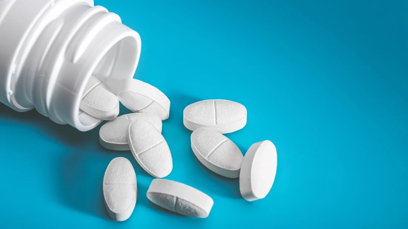 Bác sĩ có thể chỉ định cho người bị bong gân cổ tay dùng thuốc giảm đau và kháng viêm